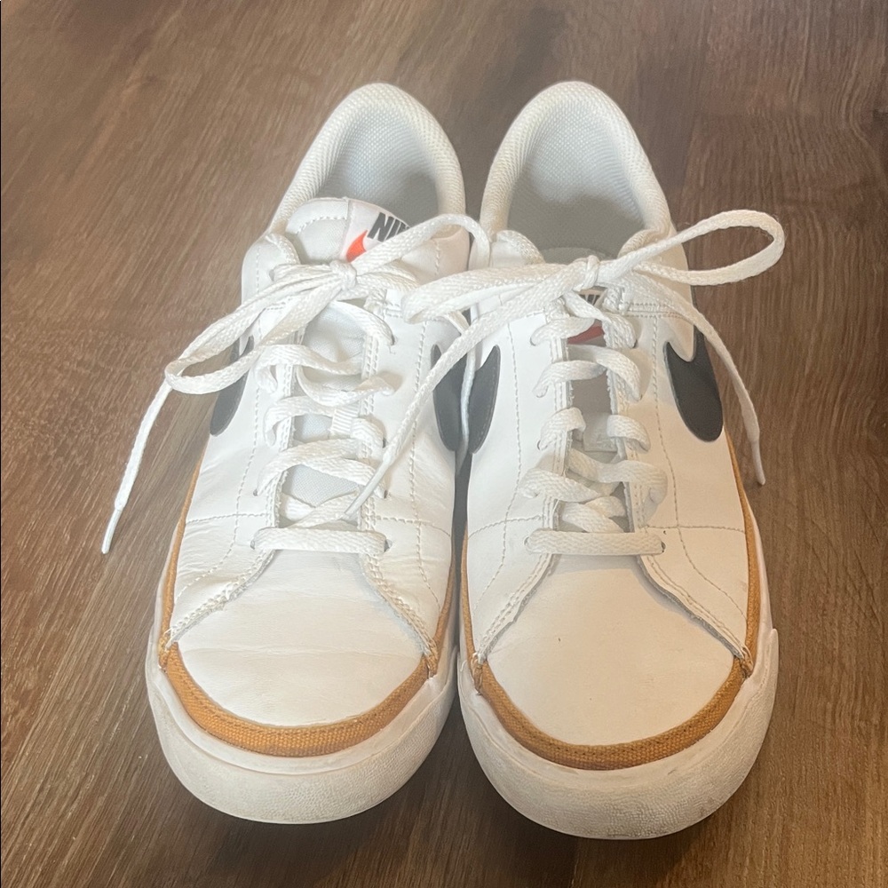 Nike tag says US SZ  7Y / EUR 40 
These fit like a US SZ 8.5 women. 7.5 men.